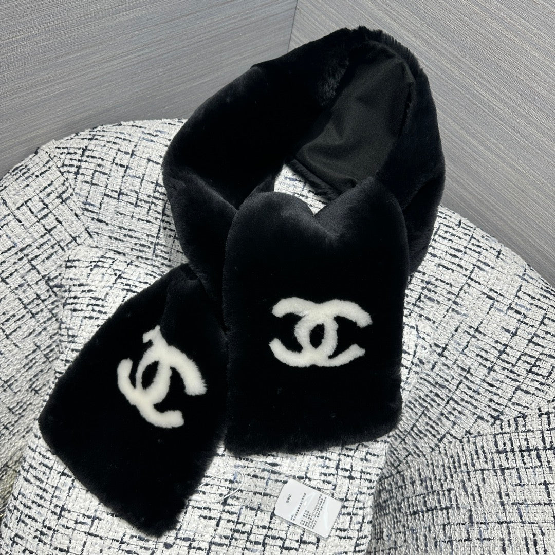 Новый шарф Chanel Double C из коллекции осень/зима 2023 — черный.