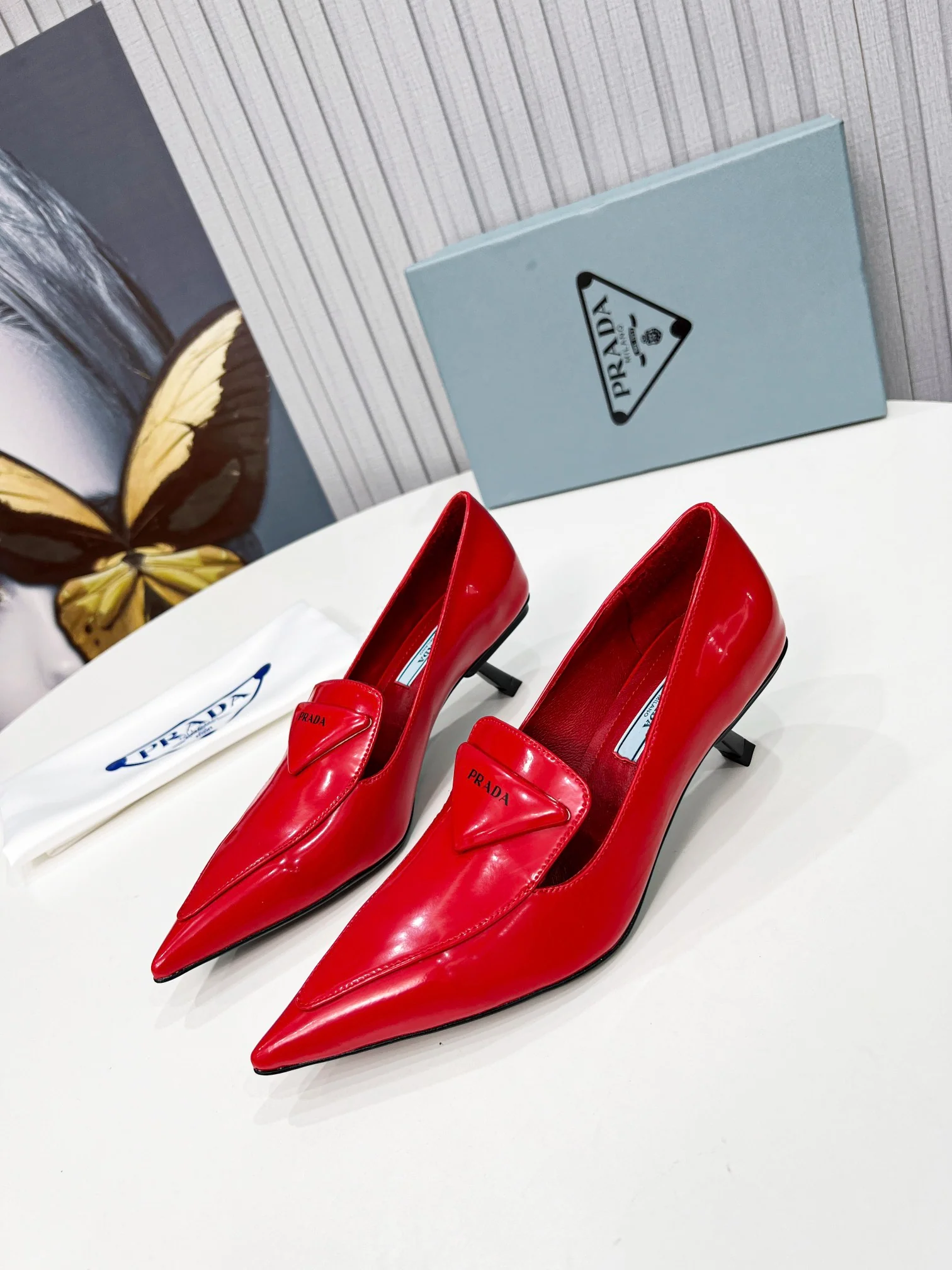 Новинка сезона весна/лето 2022 от Prada — туфли на невысоком каблуке с острым носком.