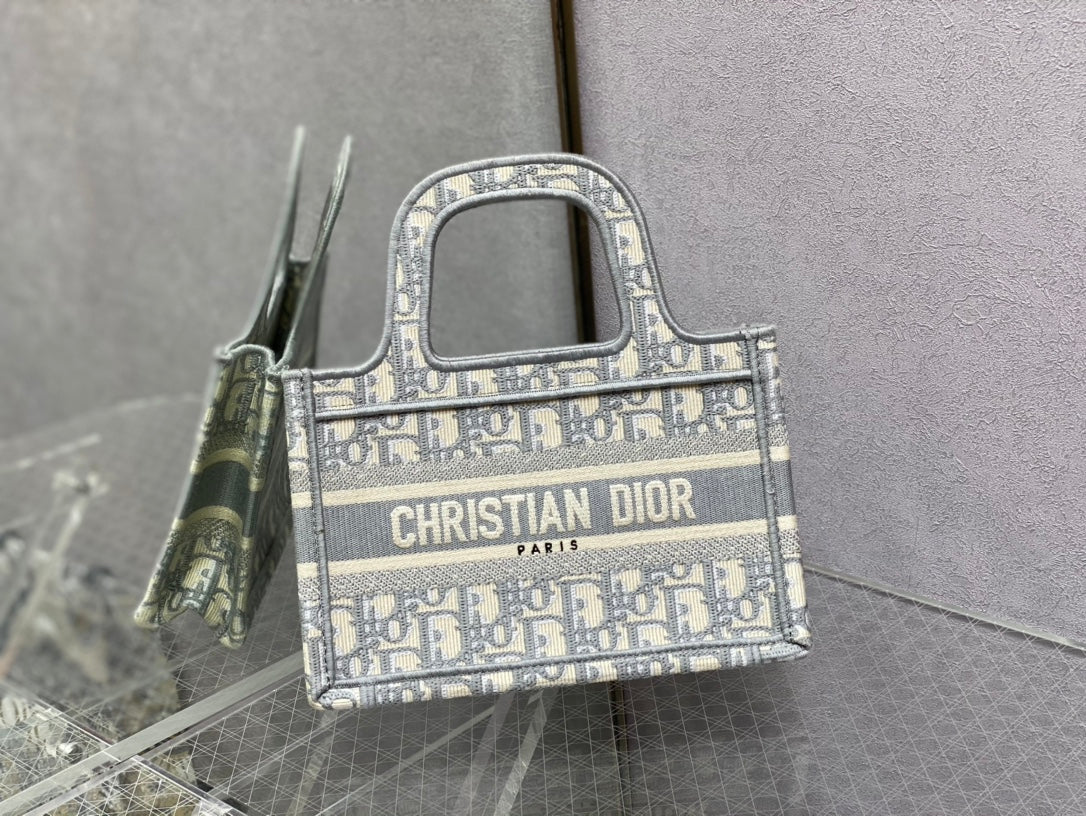 Сумка-тоут Dior Book Tote Mini 23 см, серая, с монограммой, канвас 1
