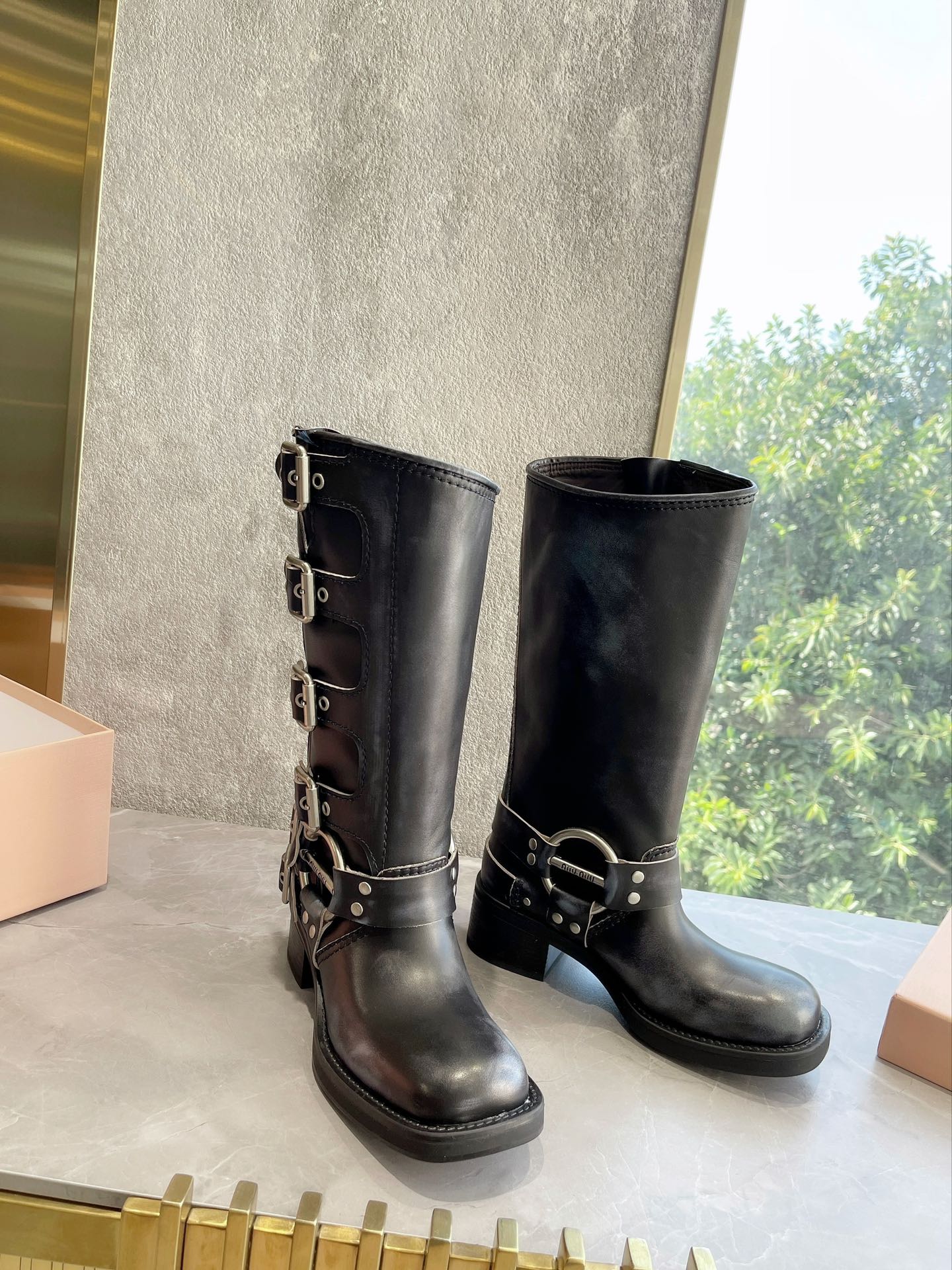 Новинка осенне-зимней коллекции Miu Miu 2022 — сапоги в стиле вестерн — черные.