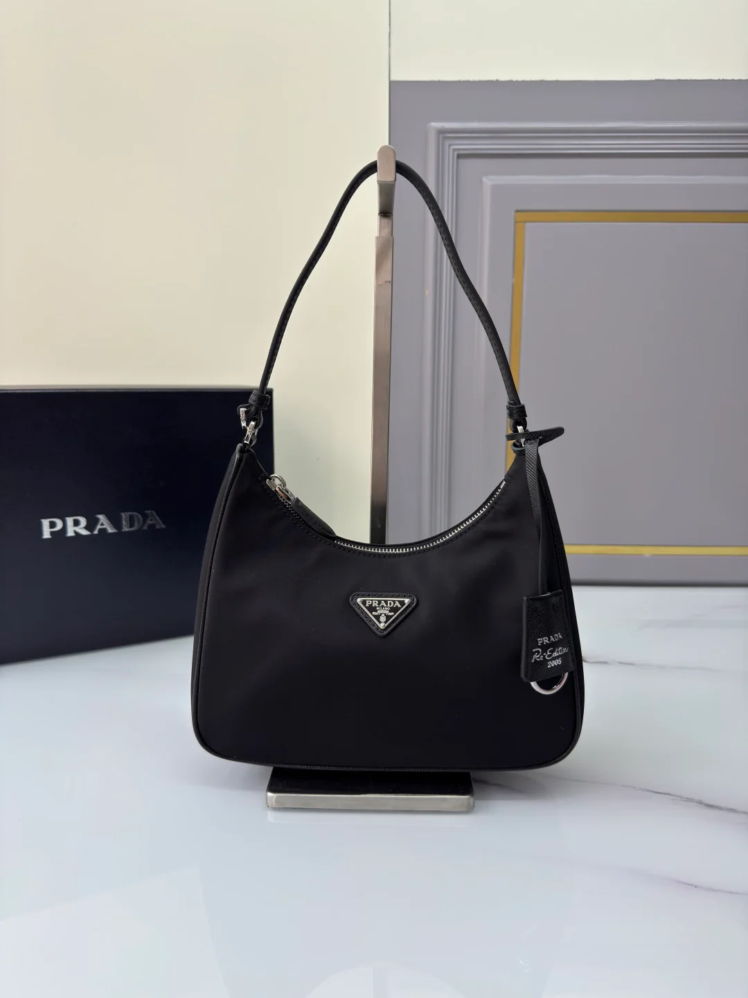 Сумка Prada 1N204M Re-Edition, черная.