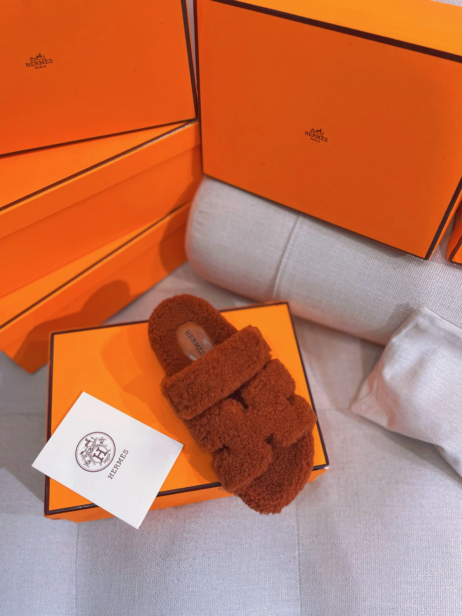 Новинка осенне-зимней коллекции Hermes — тапочки из овечьей шерсти и кожи в стиле пэчворк — коричневые.