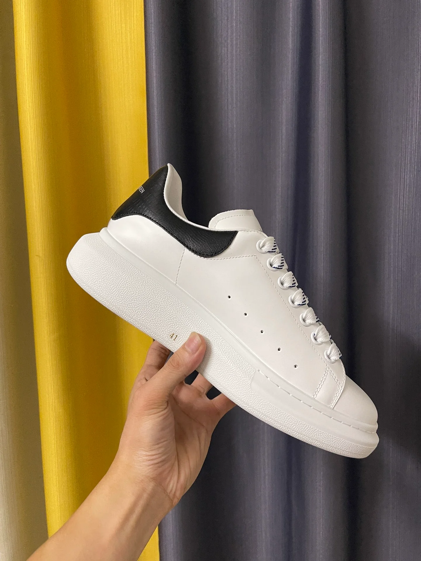 Классические белые кроссовки McQueen - унисекс - с черной кожаной отделкой под кожу ящерицы