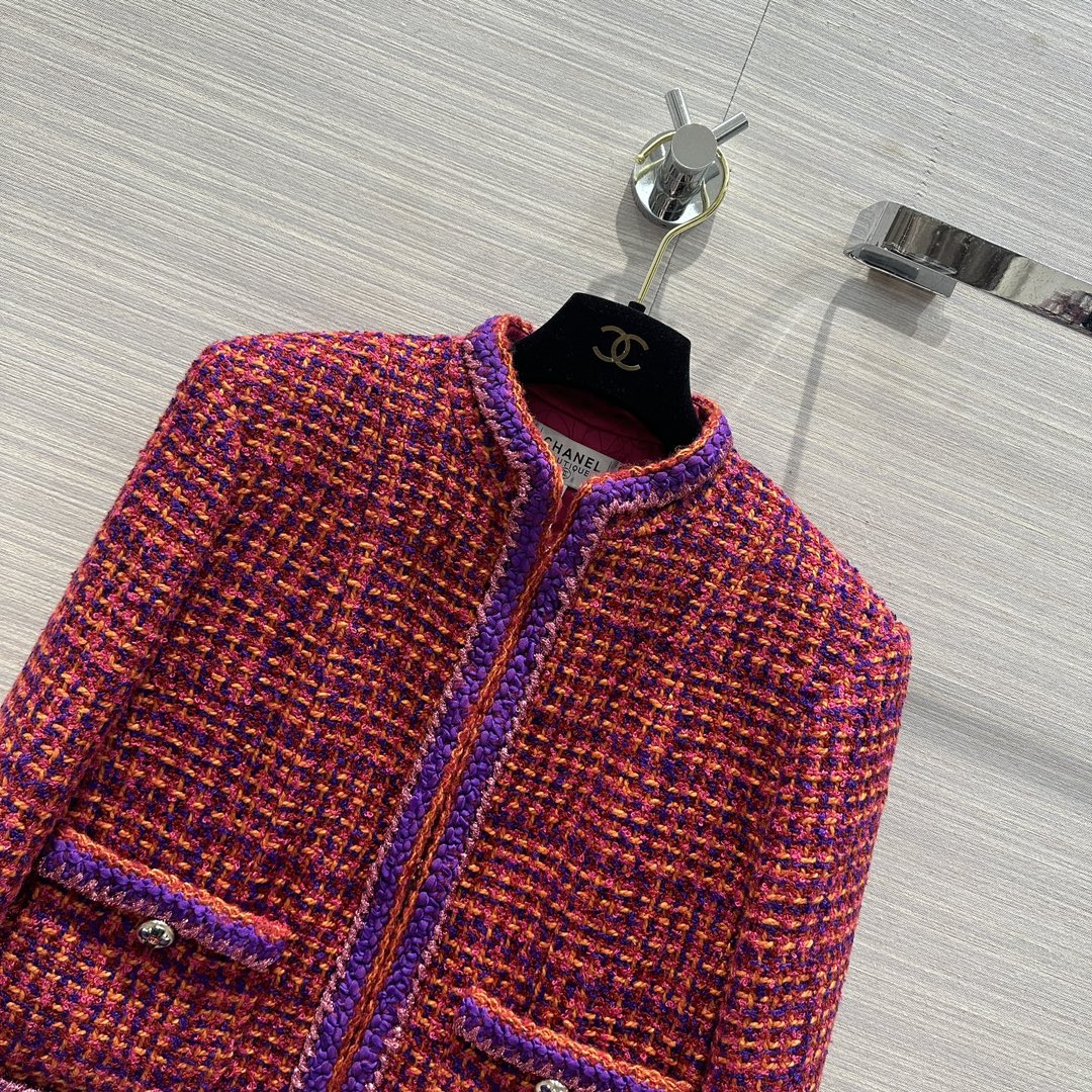 Chanel - 2403 - Новинка ранней весны: короткий жакет из красной и фиолетовой клетчатой ??марли.