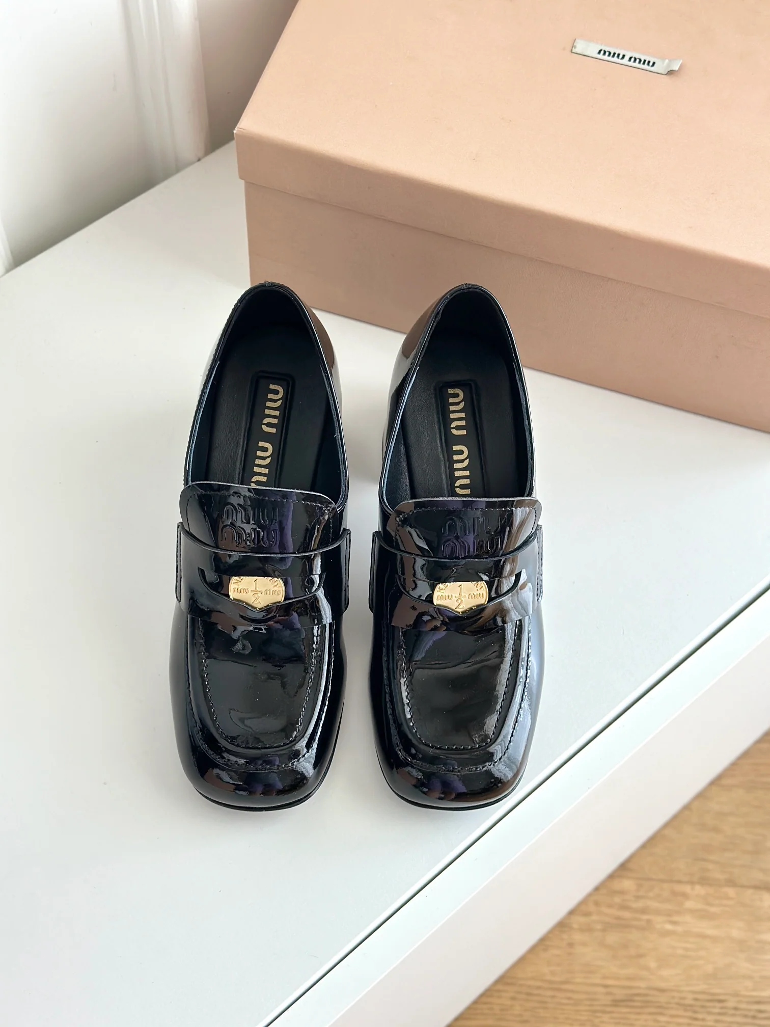 Новинка Miu Miu 2023 года - Лоферы на массивном каблуке с золотыми монетками - Черные