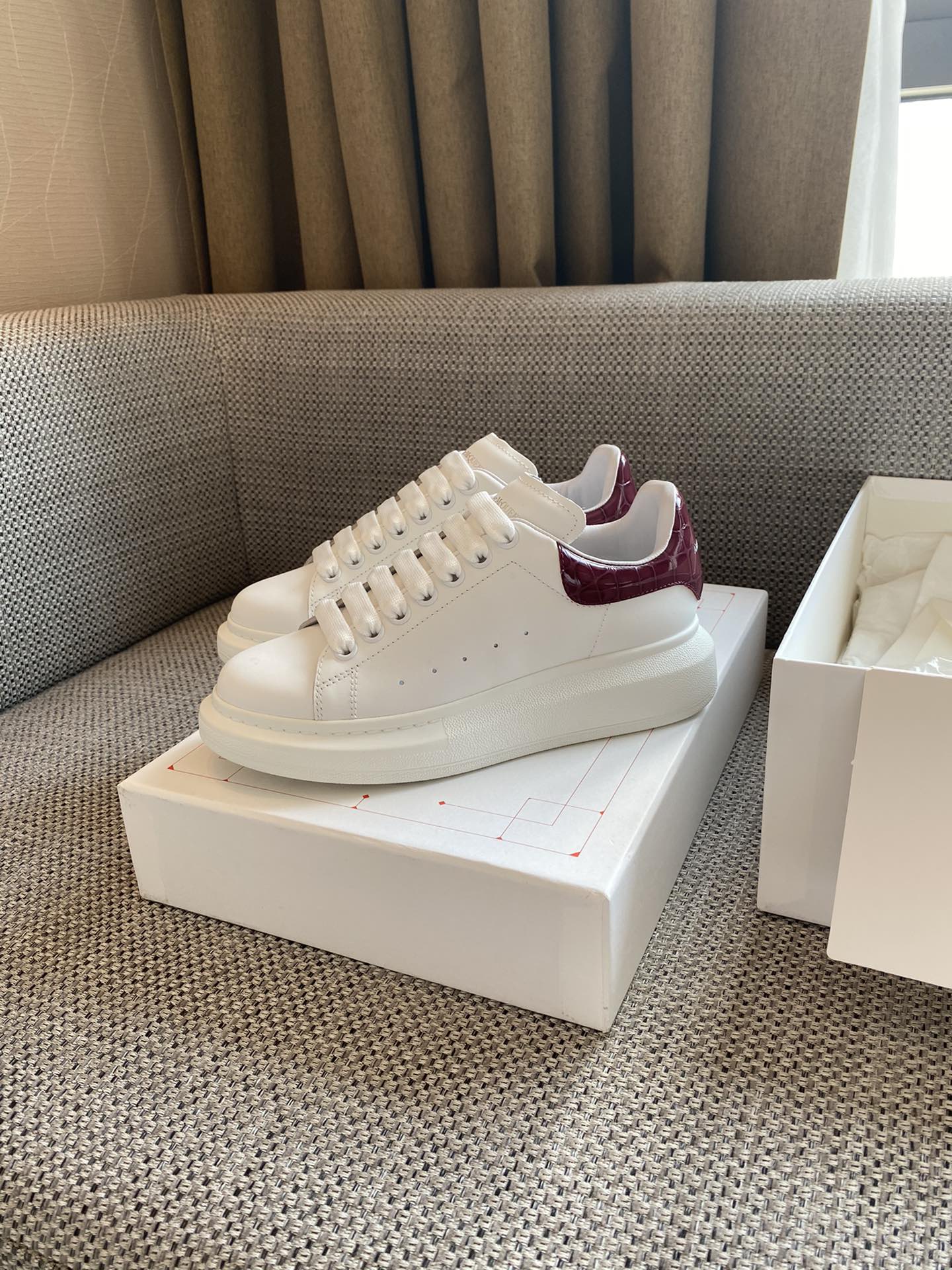 Классические белые кроссовки McQueen - на каблуке-резинке - в клетку - бордовые