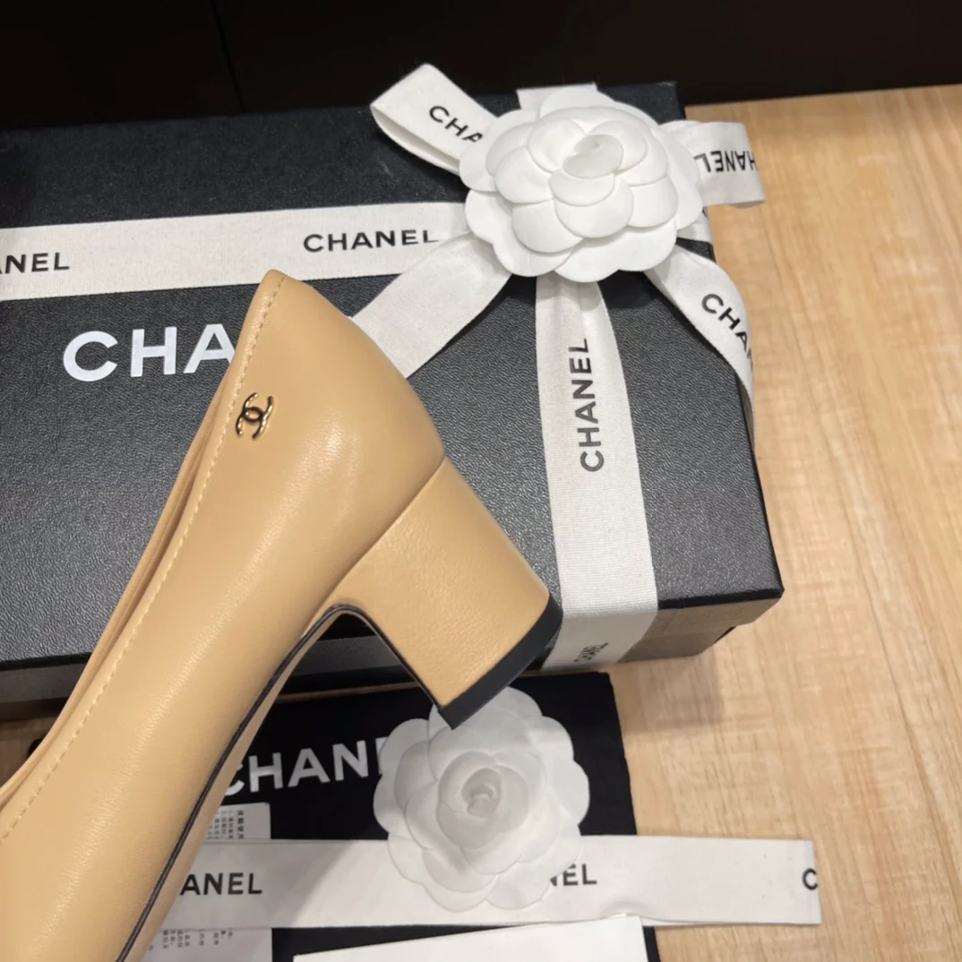 Chanel - Абрикосовые туфли на среднем каблуке