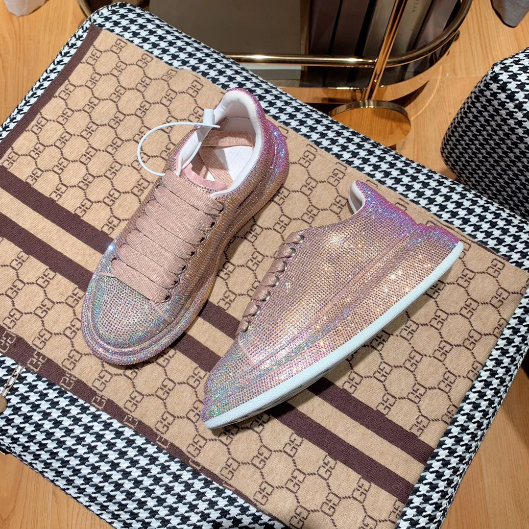 Классические белые кроссовки McQueen - розовые с отделкой из страз.