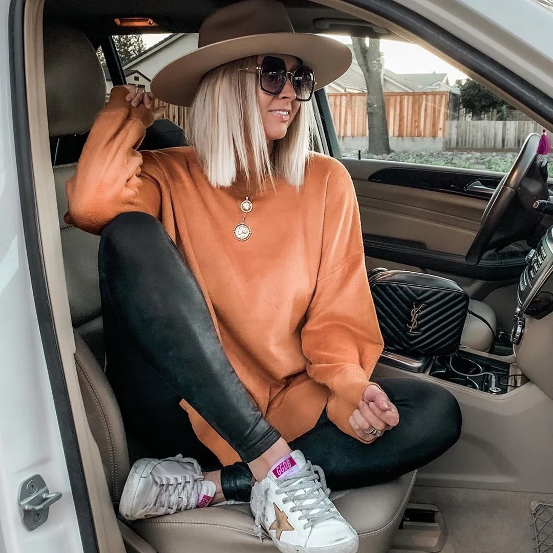 Фотосумка YSL Lou Bag — черная с золотой фурнитурой.