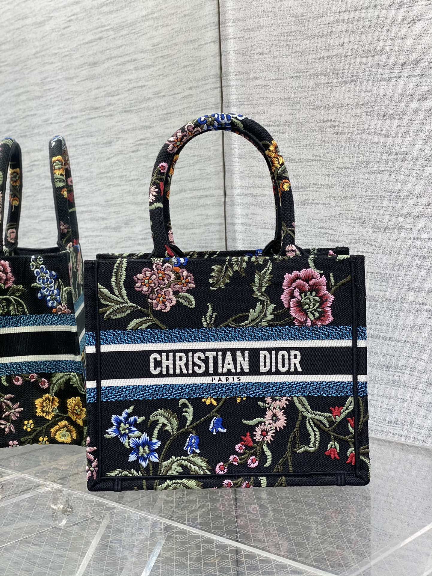Сумка-тоут Dior Book Tote с вышитой надписью - Черная - Маленький размер 26,5 см