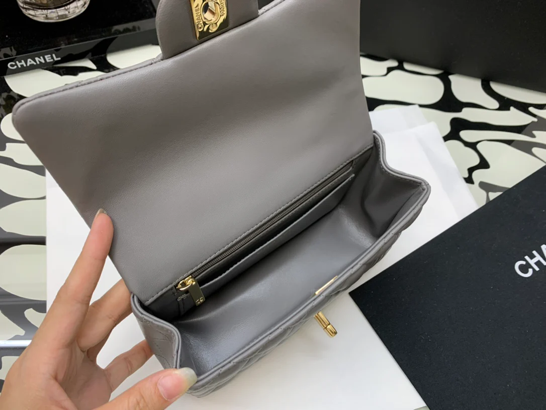 Весенняя коллекция Chanel 2022 - сумка CF - серая
