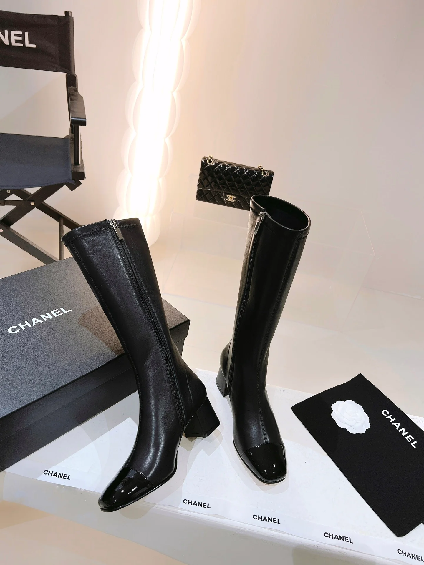 Новинка сезона осень/зима 2022 от Chanel - Высокие сапоги - Глянцевый черный