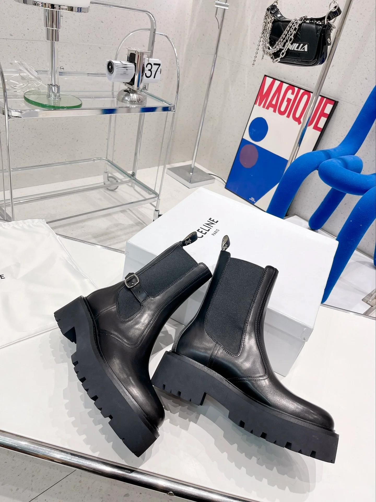 Новинка сезона осень/зима 2022 от Celine — кожаные ботинки с одной пряжкой.