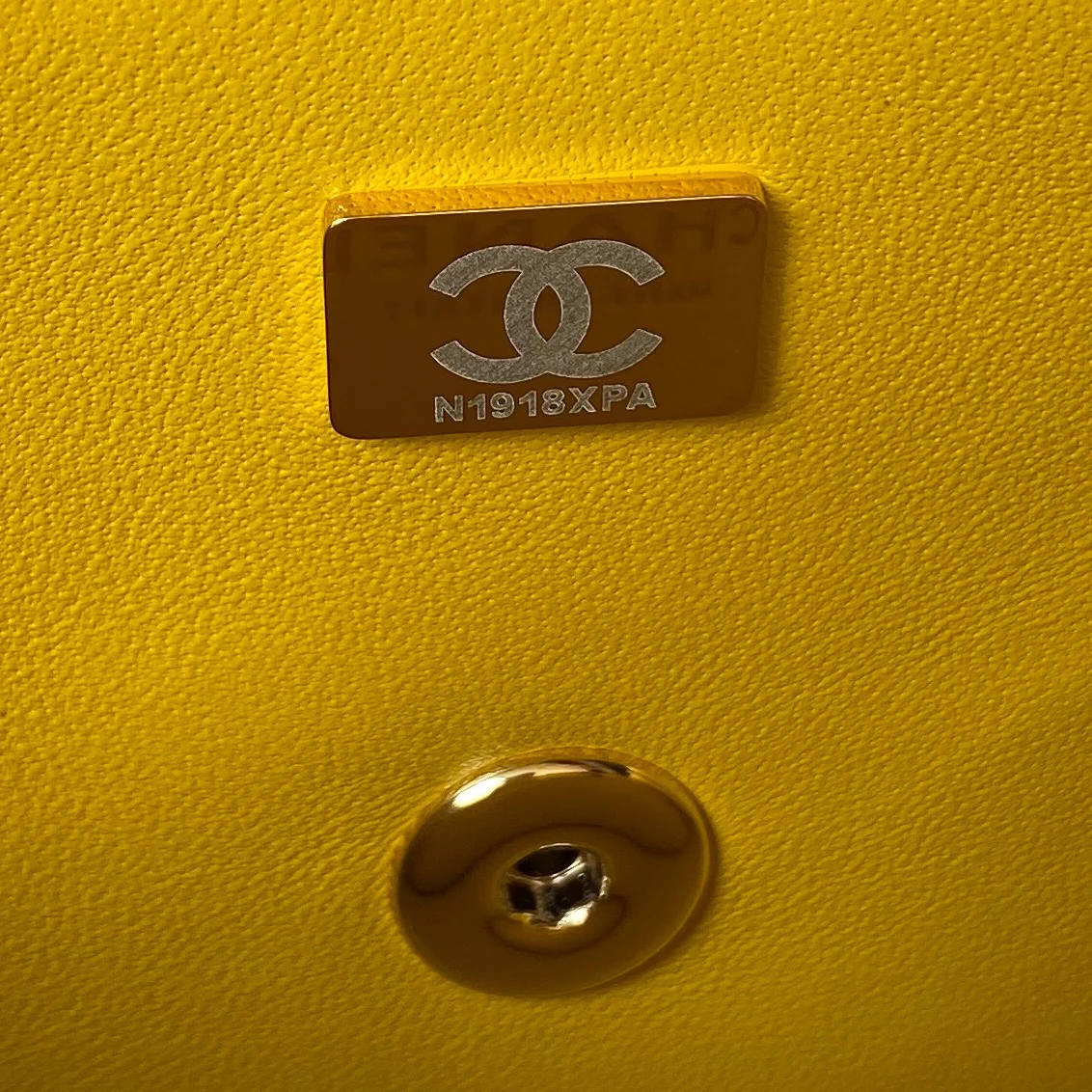 Коллекция Chanel Pre-Fall 2023 - Сумка CF с ручкой, украшенной стразами - Желтая - 18 см