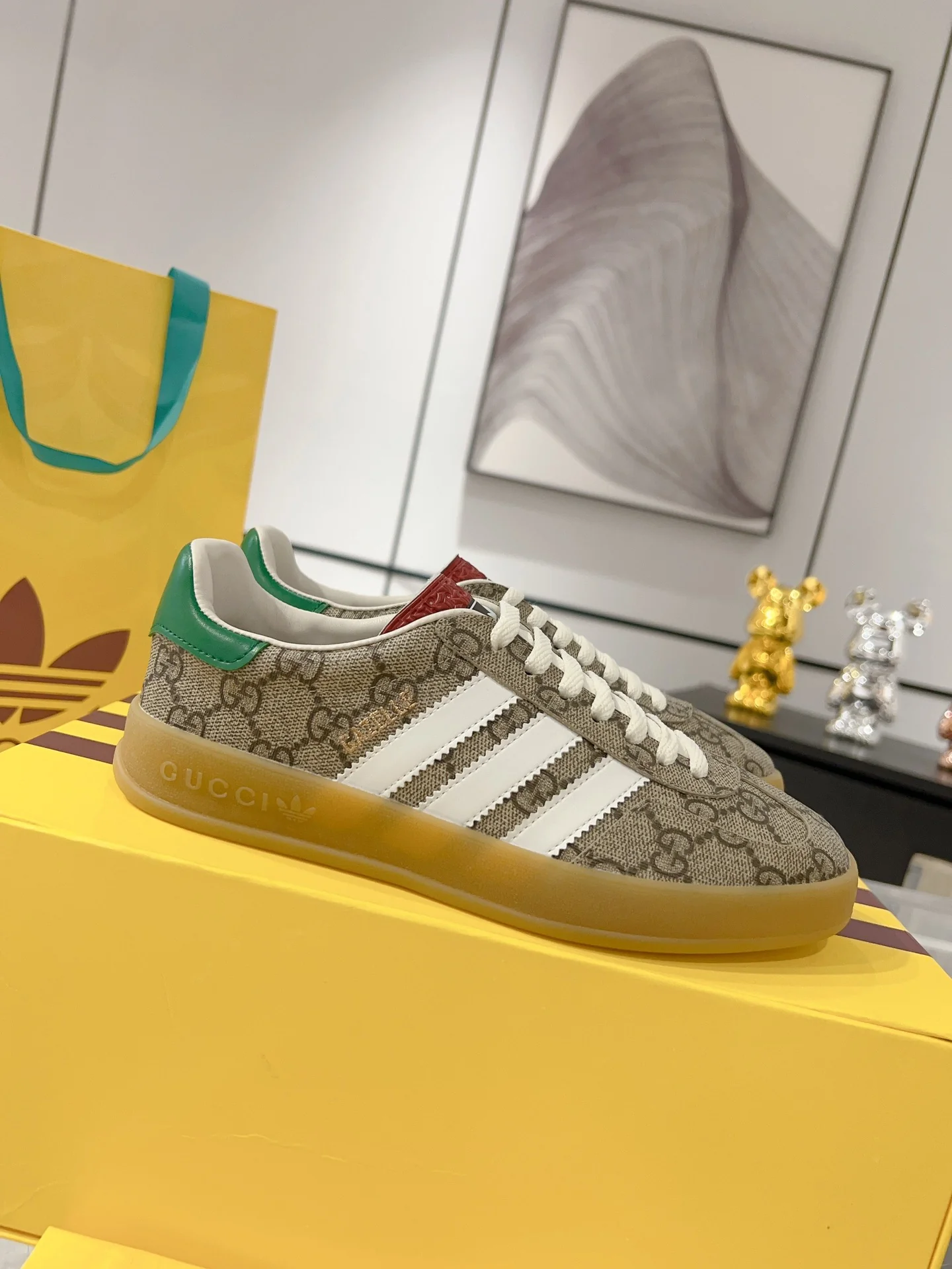 Новинка сезона осень/зима 2023 от Gucci - Коллаборация - Немецкие кроссовки для тренировок - Монограммная канва