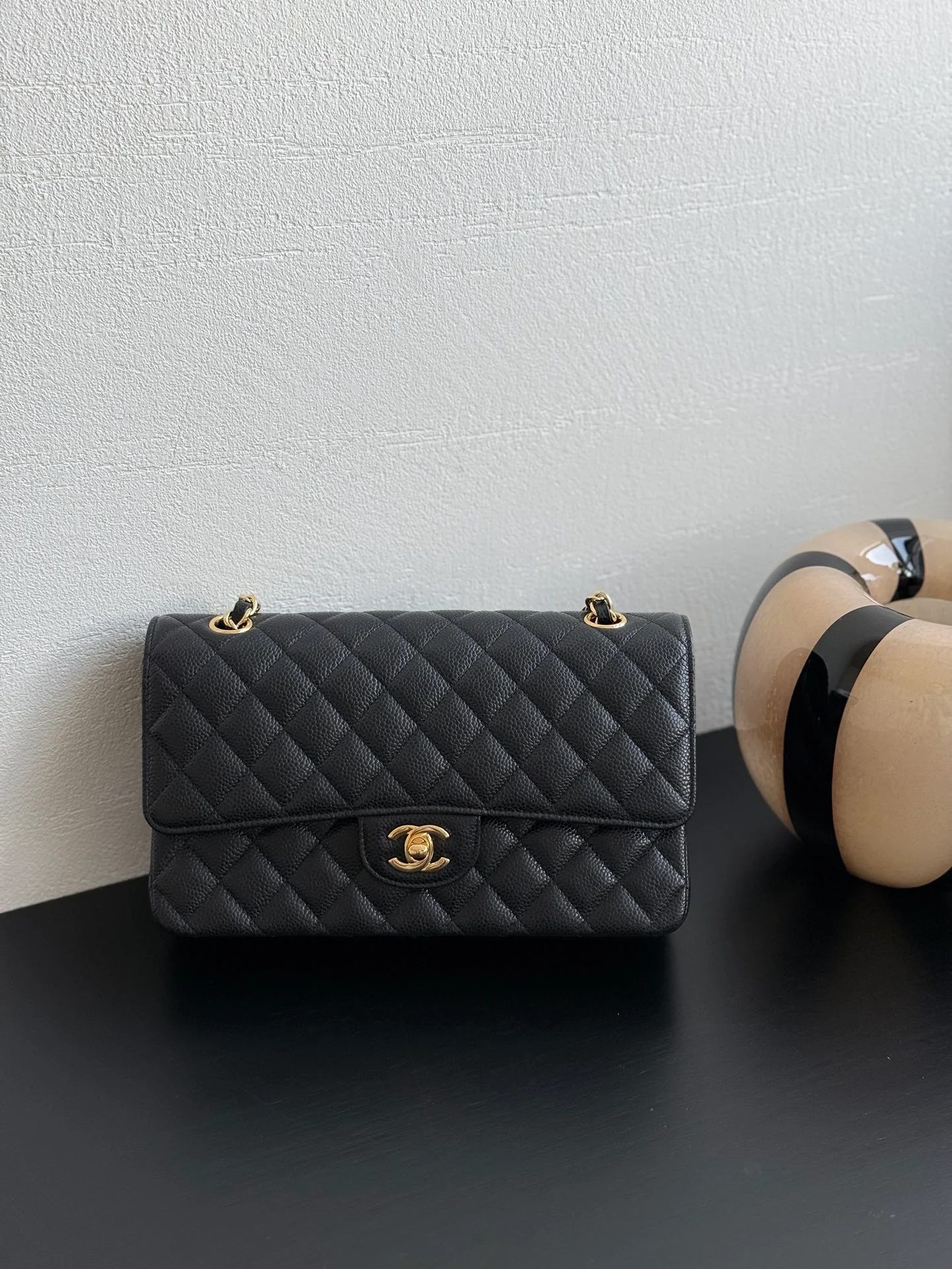 Сумка Chanel CF25 из зернистой кожи с золотой фурнитурой и цепочкой — черная.