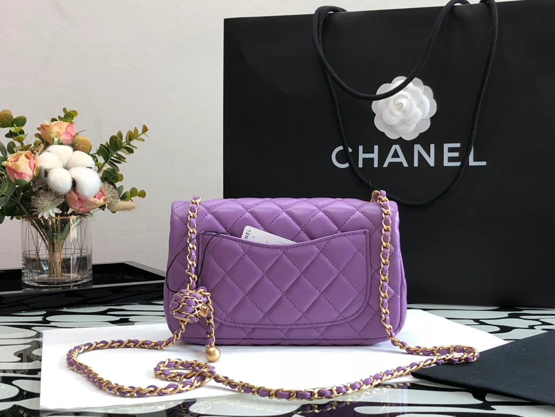 Chanel 2022, последняя модель сумки Golden Globe Square Fat Flap Bag.