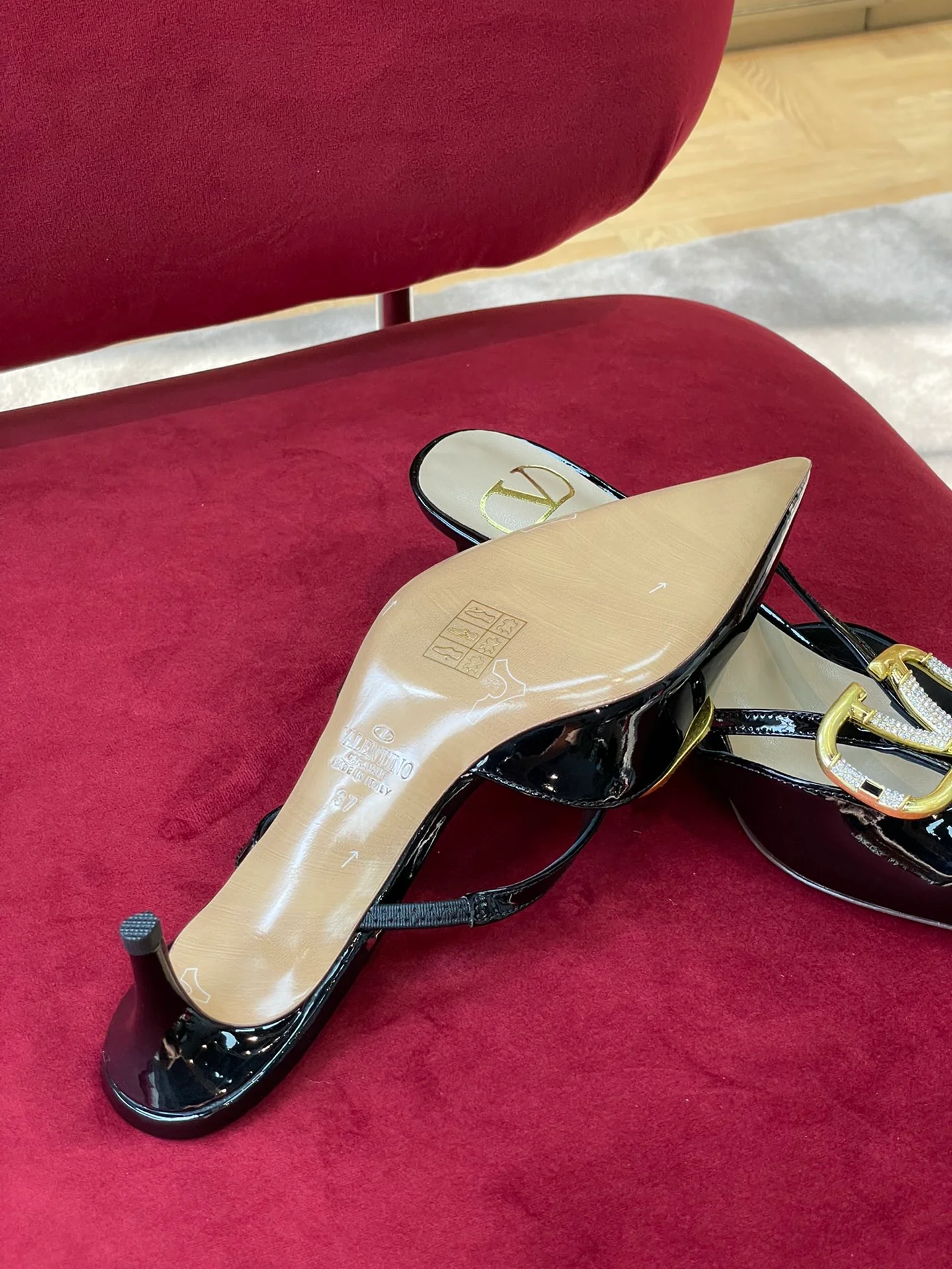 Новинка сезона осень/зима 2022 от Valentino — туфли-лодочки на низком каблуке с V-образным вырезом, украшенные стразами.