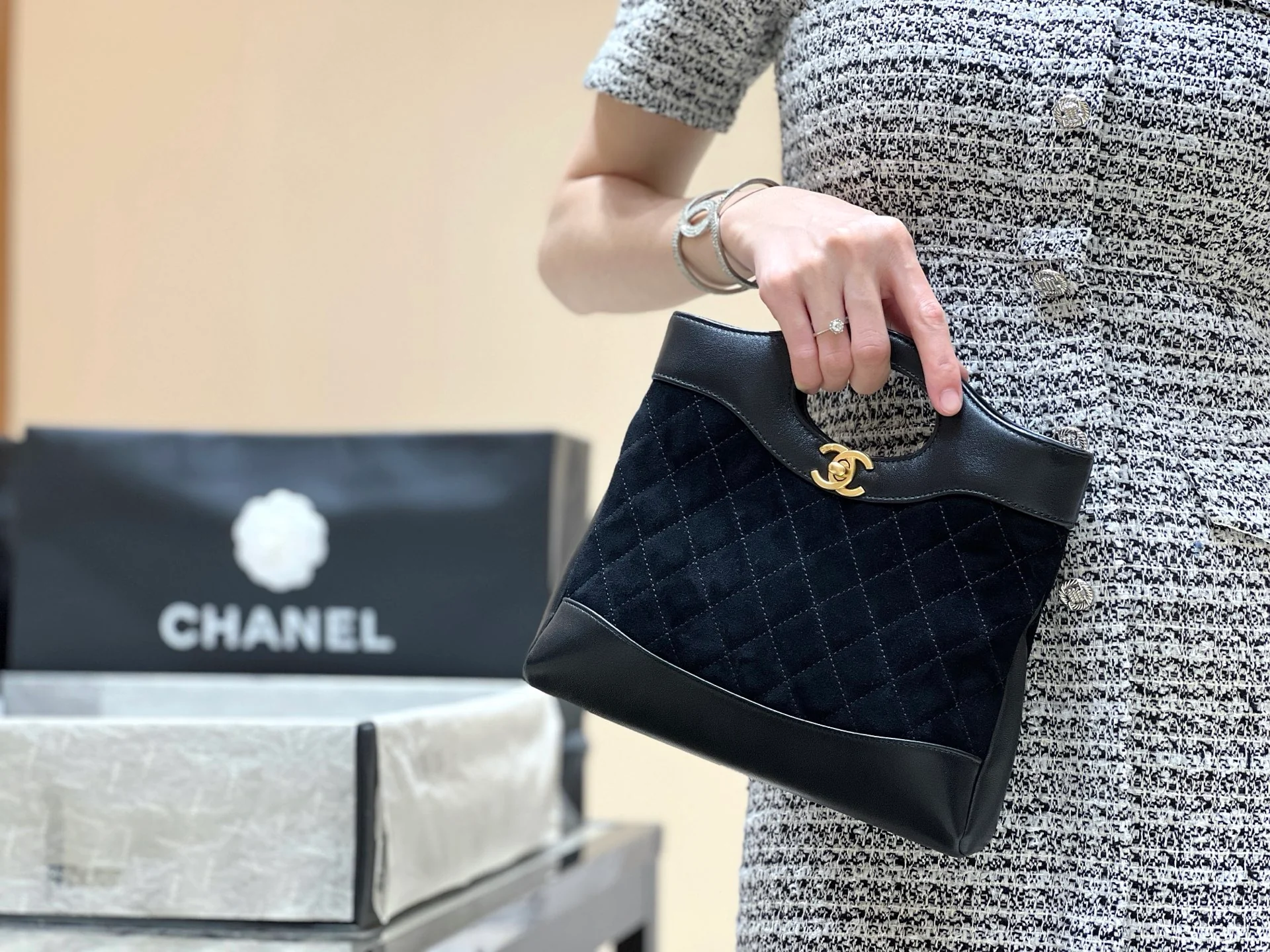 Мини-сумка Chanel 25p 31 из замши, черная