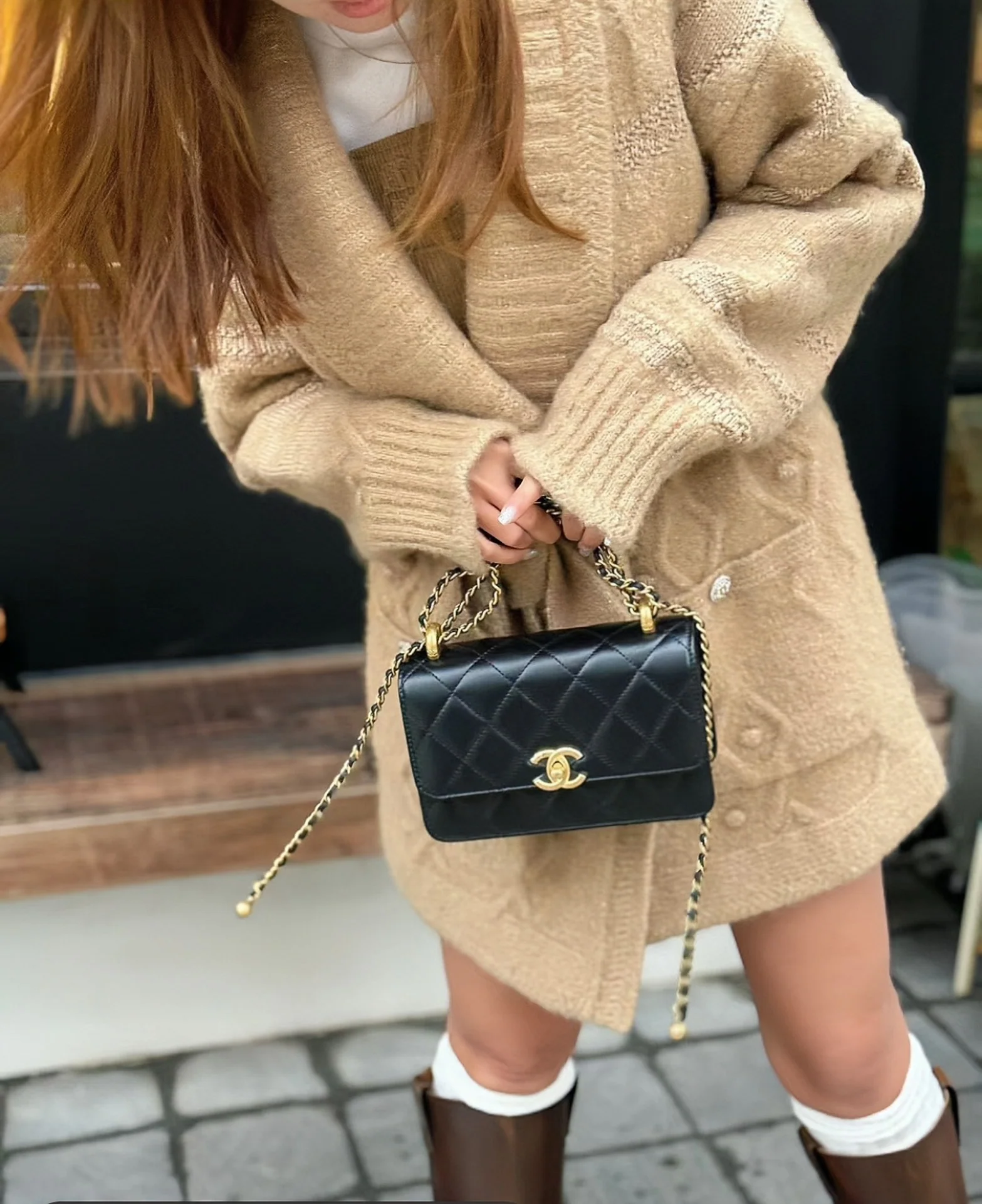 Маленькая черная сумка Chanel 24c с двойным золотым бисером и клапаном.