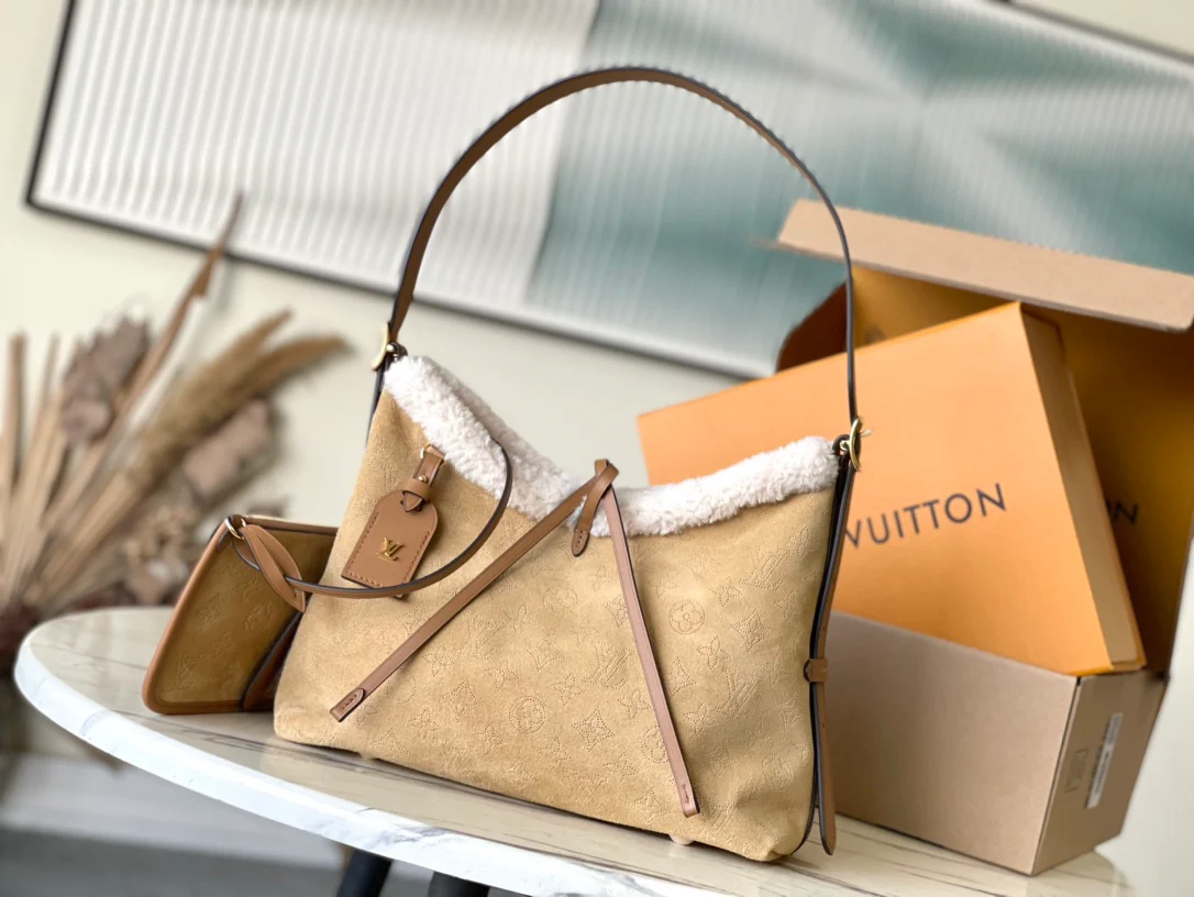 Маленькая замшевая сумка LV Carryall - коричневая.