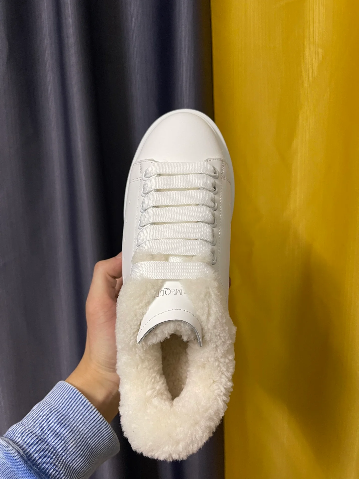 Классические белые кроссовки McQueen - унисекс - розовый флисовый каблук с белым мехом - Премиум-издание