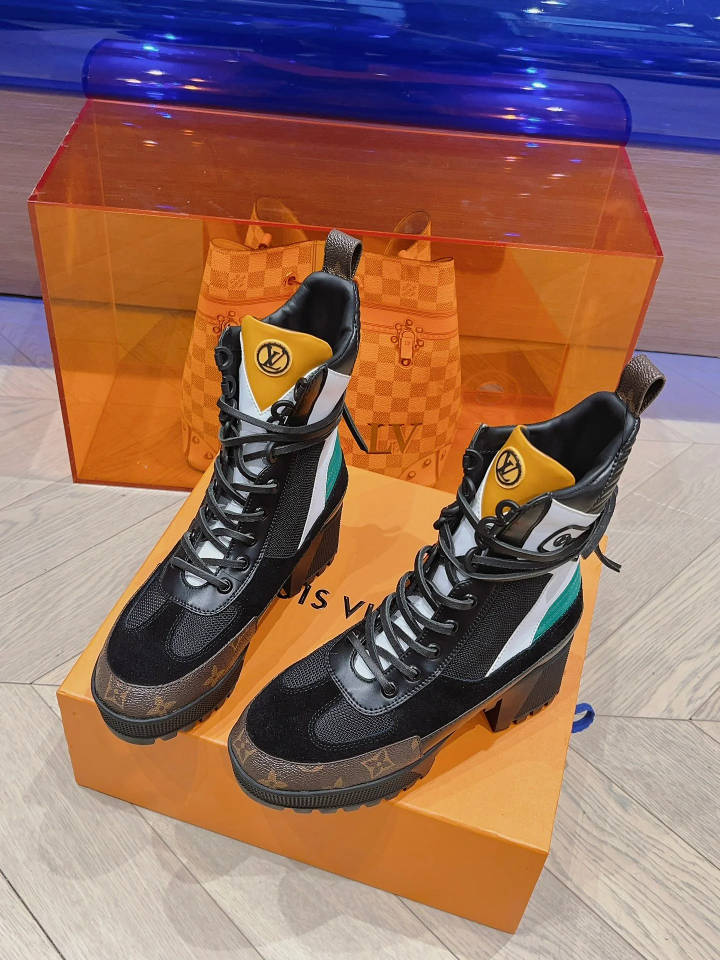 Классические ботинки Dr. Martens на высоком каблуке от LV — бело-голубая монограмма.