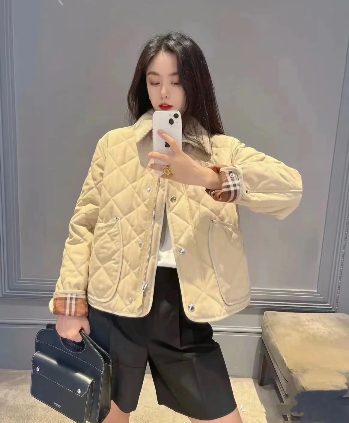 Пуховая куртка Burberry осень/зима - классический клетчатый узор с вельветовым воротником.