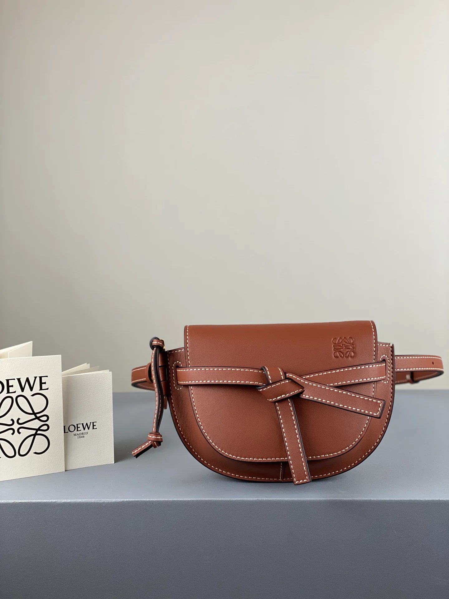 Loewe-gate-mini-21x12-5x9-5-cm-10