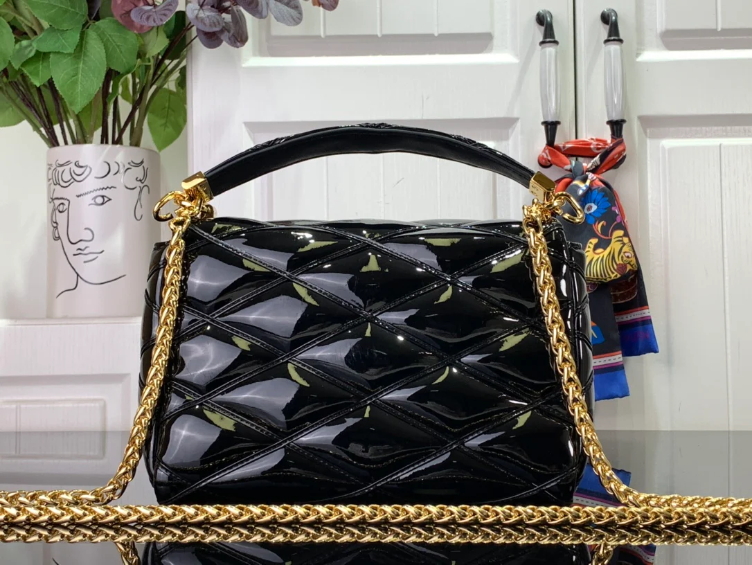 m25046-LV-Кварцевая сумка на цепочке с тиснением, черная лакированная кожа с золотой пряжкой
