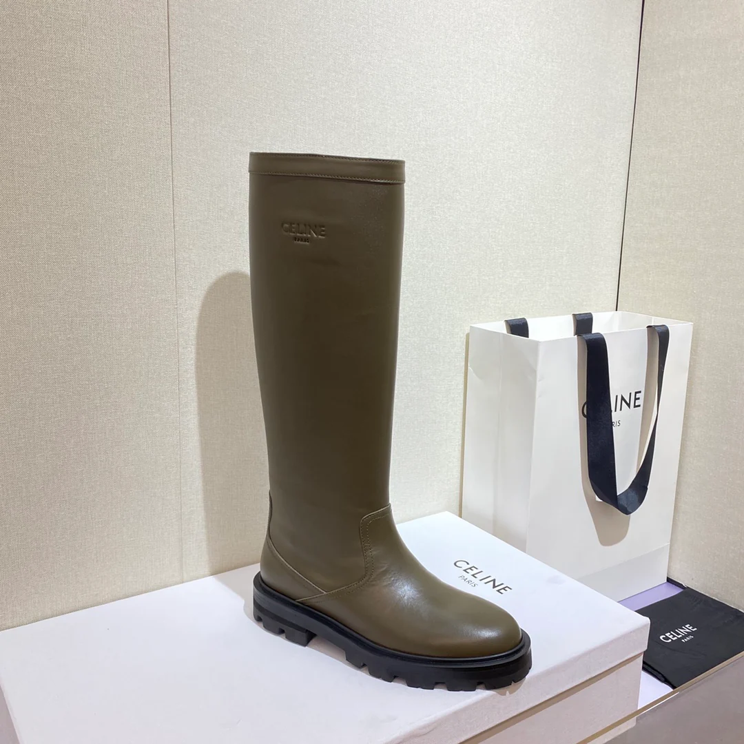 Образ Celine с показа Триумфальной арки — сапоги для верховой езды — зеленые.