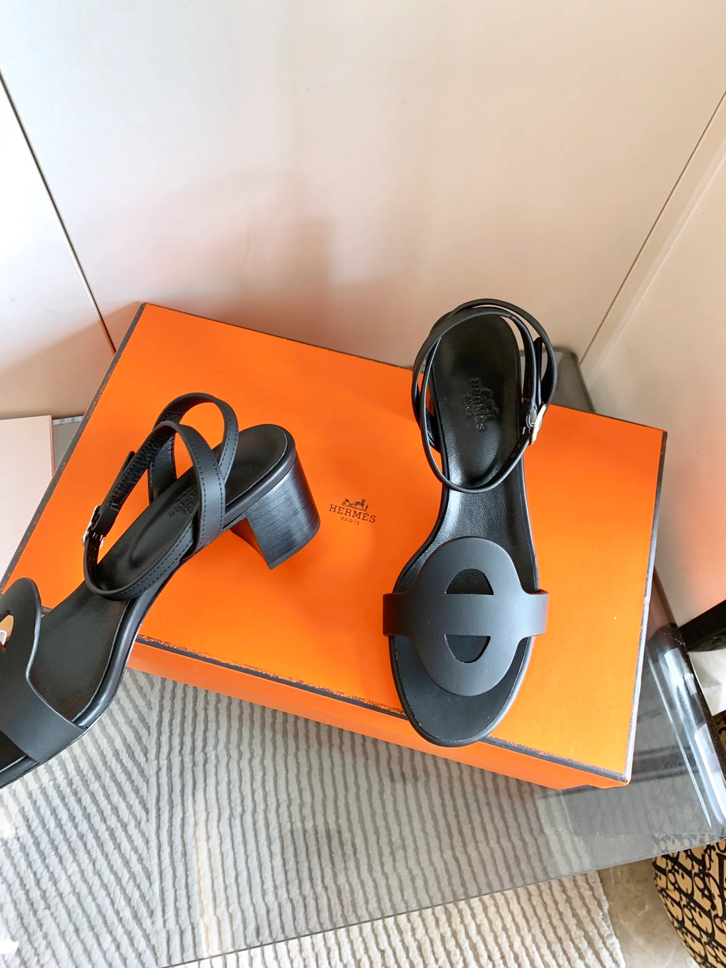 Сандалии Hermes 2024 на массивном каблуке - черные