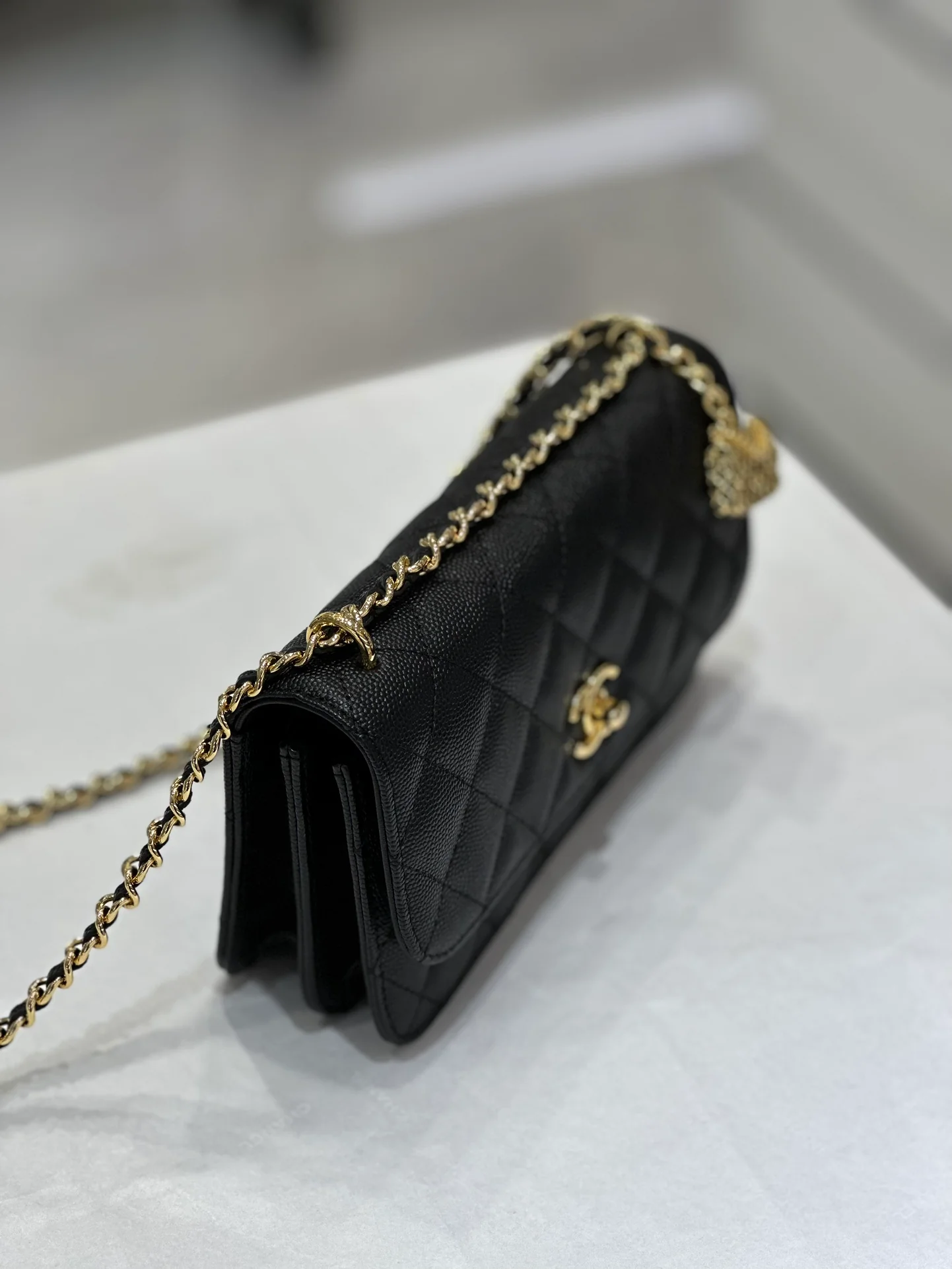 Коллекция Chanel Весна/Лето 2023 - Подвесной телефон-гармошка - WOC - Кожа с зернистой текстурой 