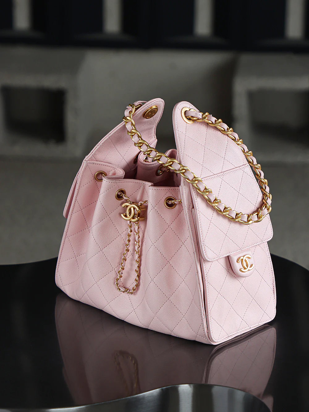 Сумка-хобо Chanel 25c Hippie, маленькая, розовая, с золотой пряжкой.