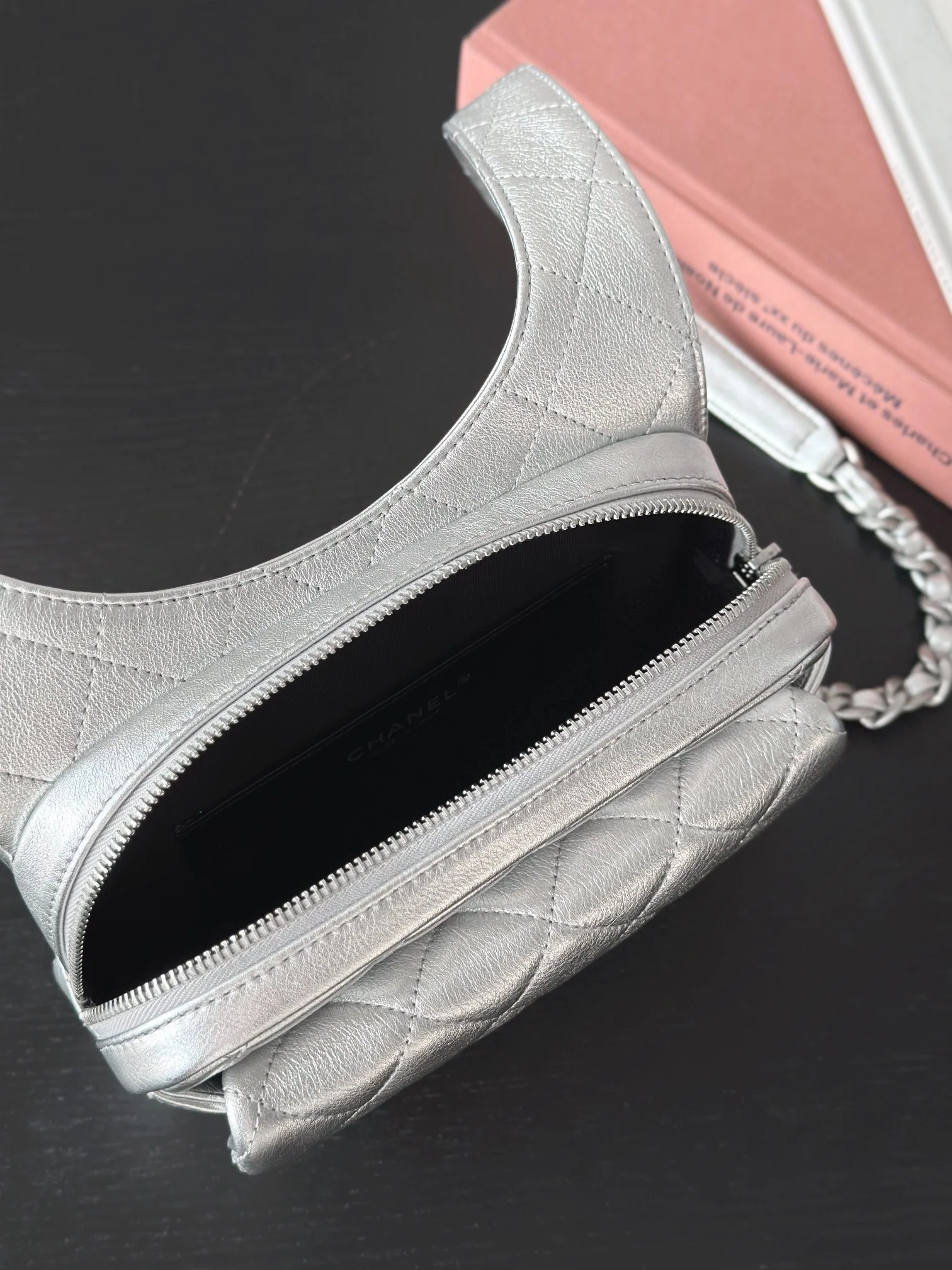 Новая коллекция Chanel весна/лето - сумка-хобо - сумка-мессенджер в стиле хиппи - серебристая