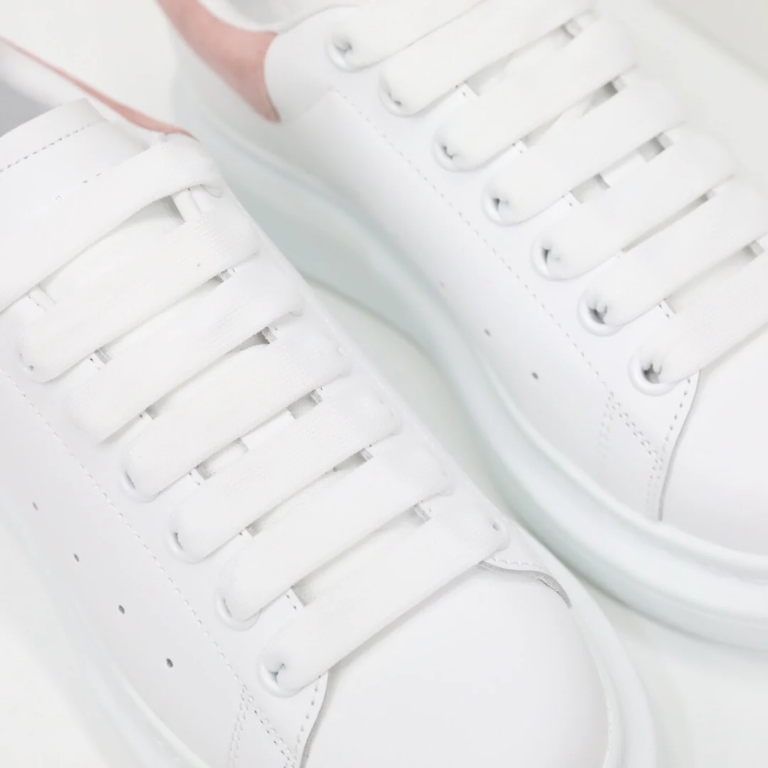 Классические белые кроссовки McQueen - нежно-розовые