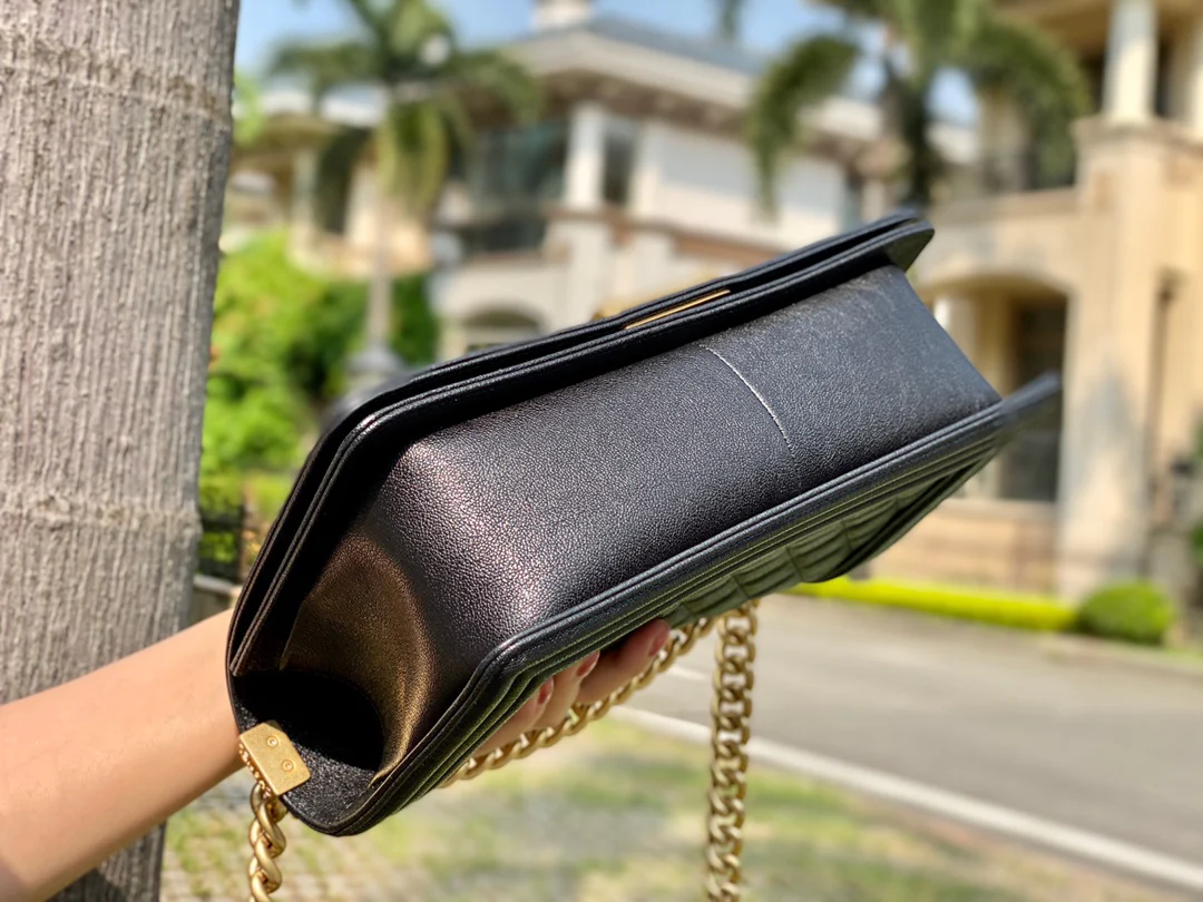 Часы Chanel Boy 25 см - из телячьей кожи с узором 