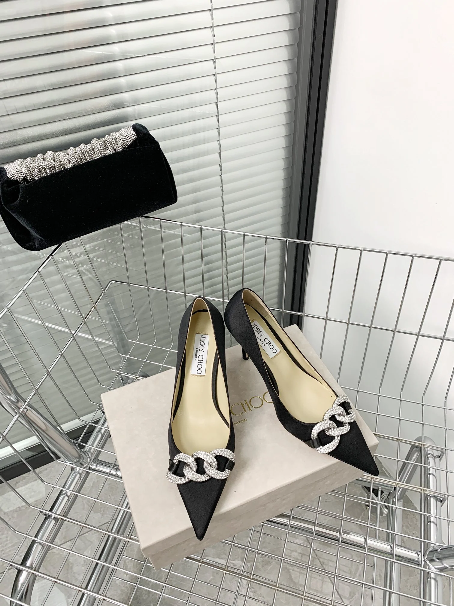 Новинки коллекции Jimmy весна/лето 2022 — туфли на высоком каблуке с кристальной цепочкой.