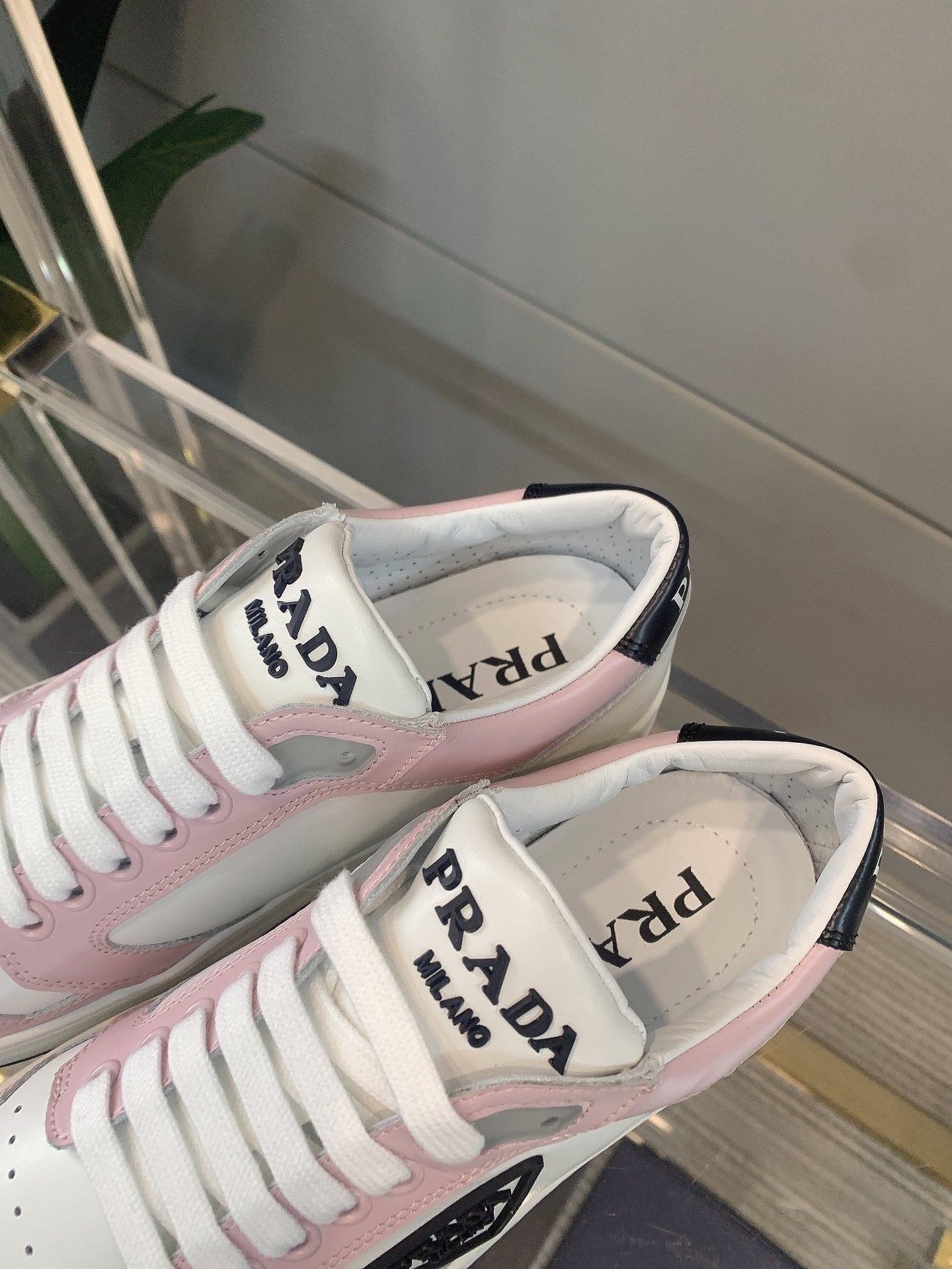 Белые кроссовки Prada, повседневная обувь - 1