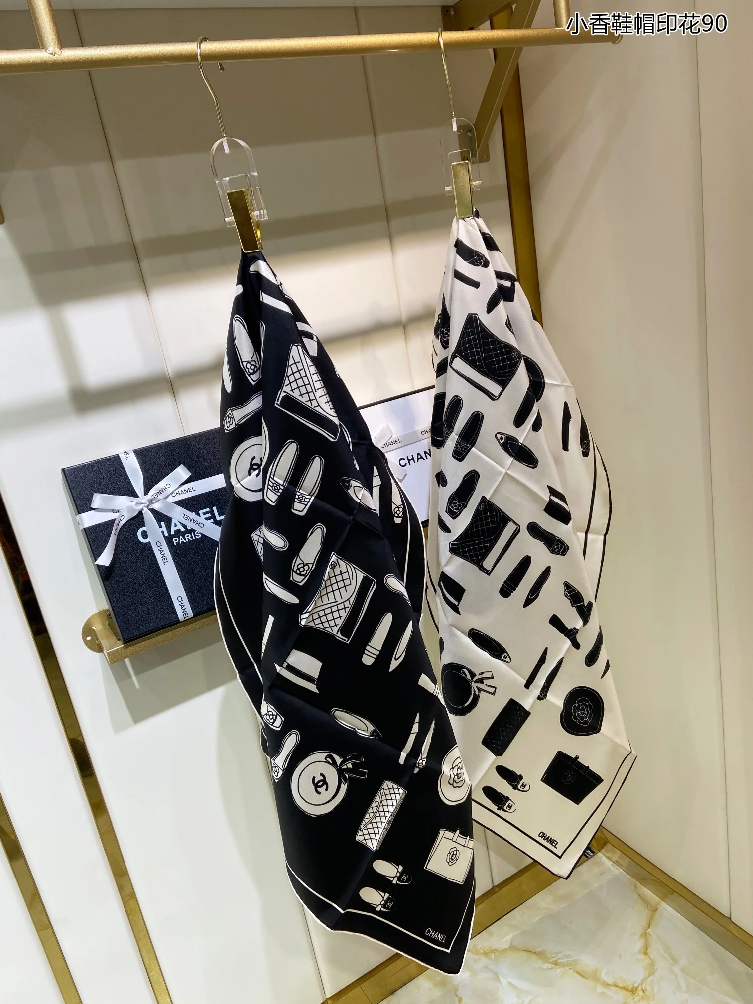 Chanel - Шелковый шарф с принтом для обуви и шляп - 1