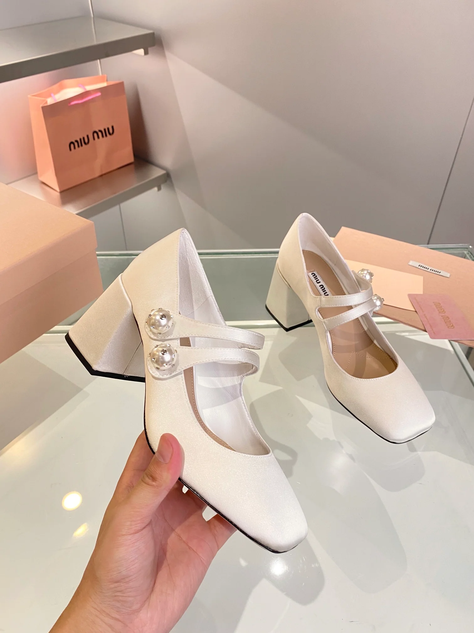 Новинка осенне-зимней коллекции Miu Miu 2023 — туфли Мэри Джейн на высоком каблуке с блестками и стразами (7 см) — белые.