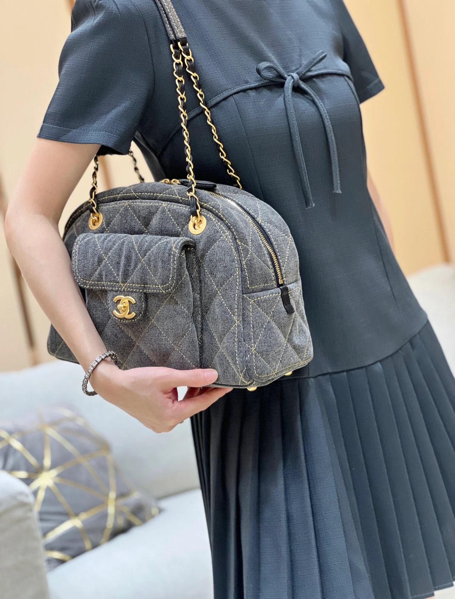 Chanel - Сумка-боулинг из выстиранного денима - Синяя