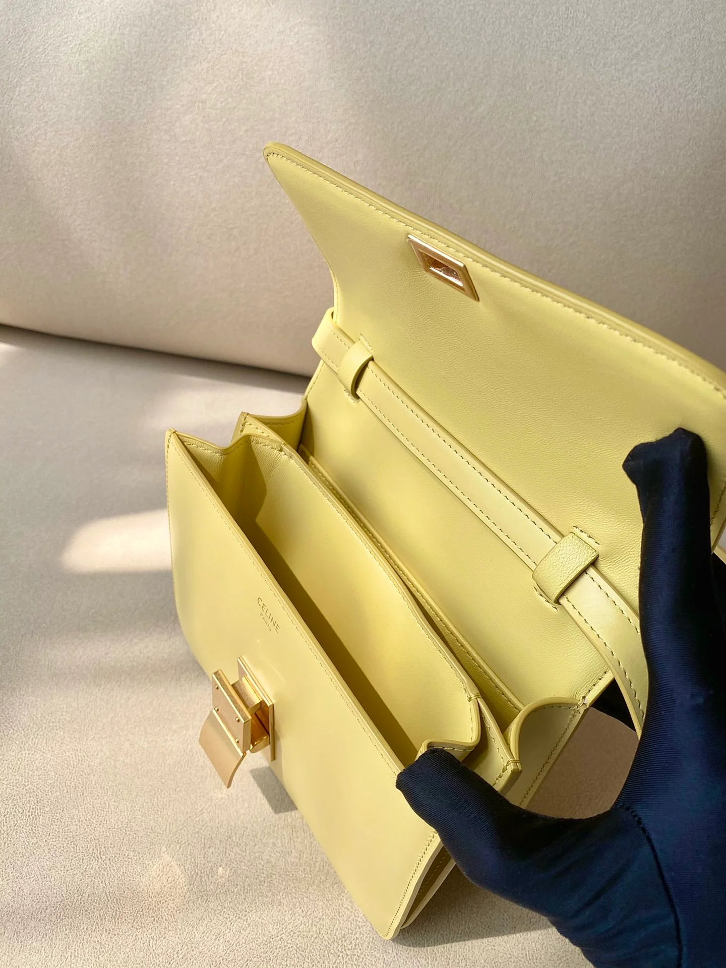 Сумка Celine Box-Tteen из полированной телячьей кожи — желтая.
