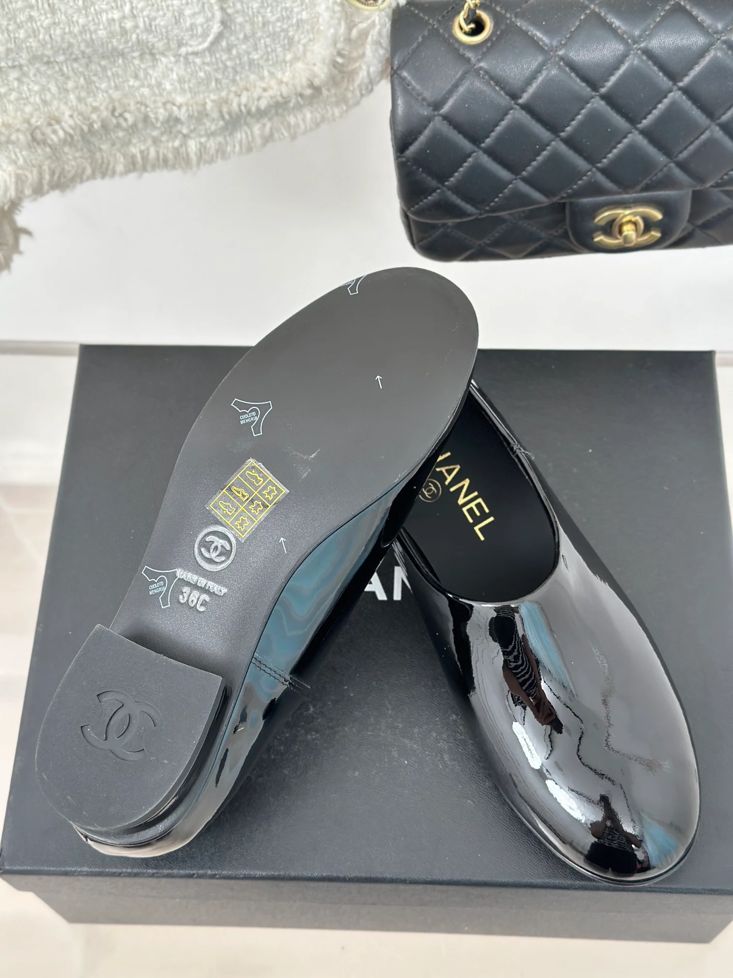 Лоферы Chanel 2025 из лакированной кожи - глянцево-черные