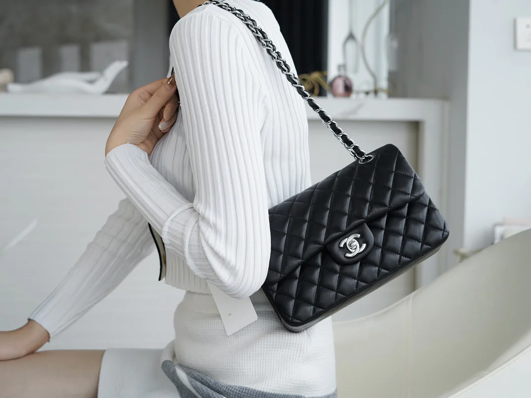 Сумка Chanel CF Medium - 23 см - из черной овечьей кожи с серебряной пряжкой - CF23