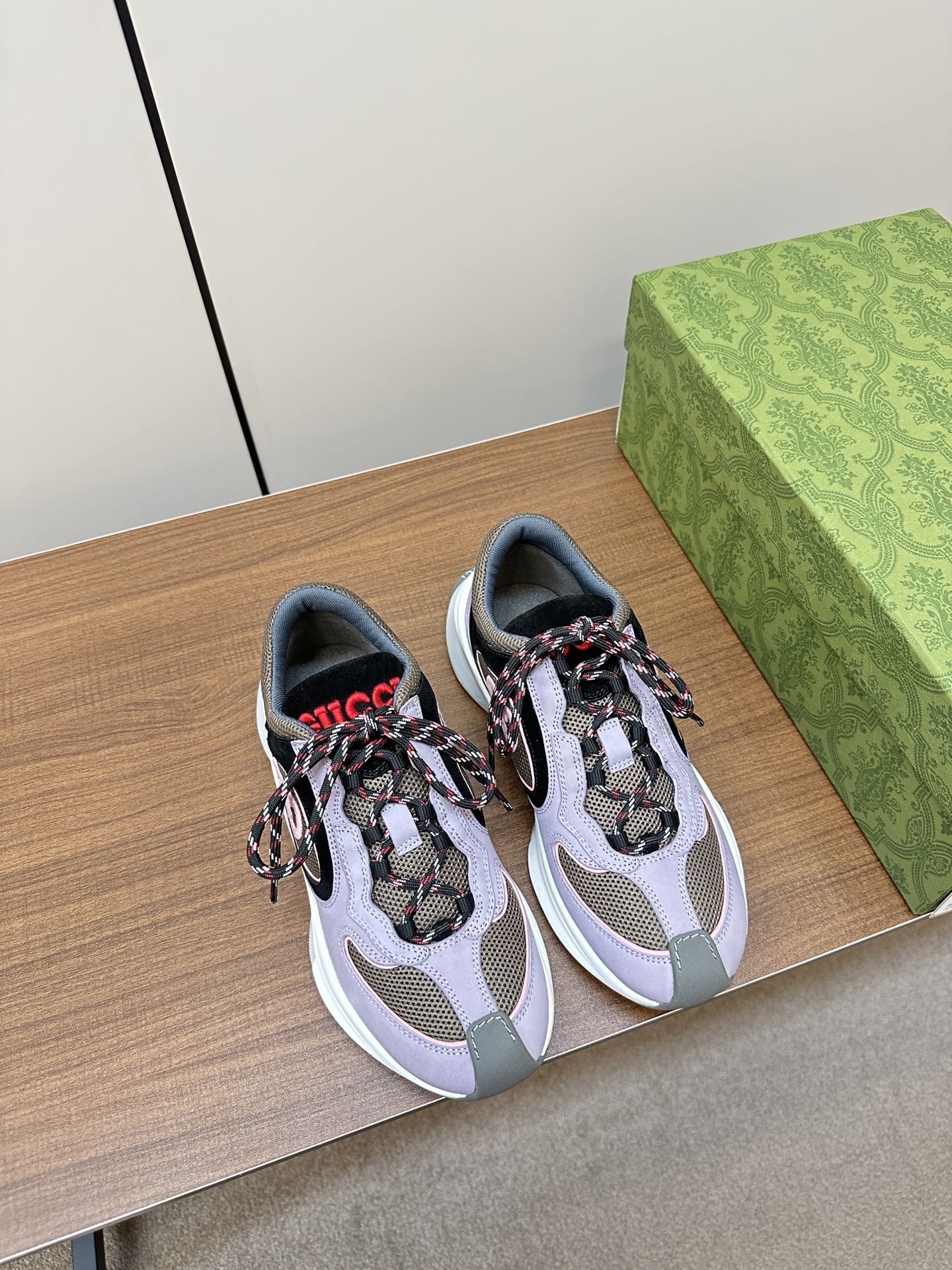 Новинка осенне-зимней коллекции Gucci 2023 — Кроссовки из однотонного вязаного кроя — Унисекс — Лилово-фиолетовый