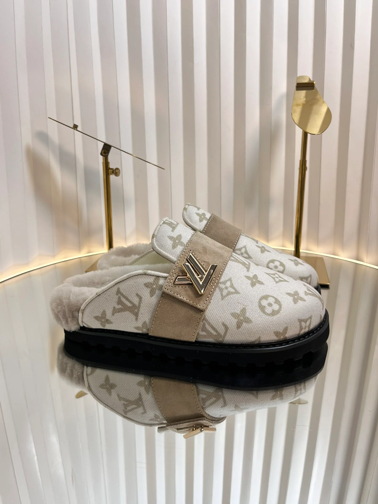 Тапочки с логотипом LV-2024 — кофейного цвета.