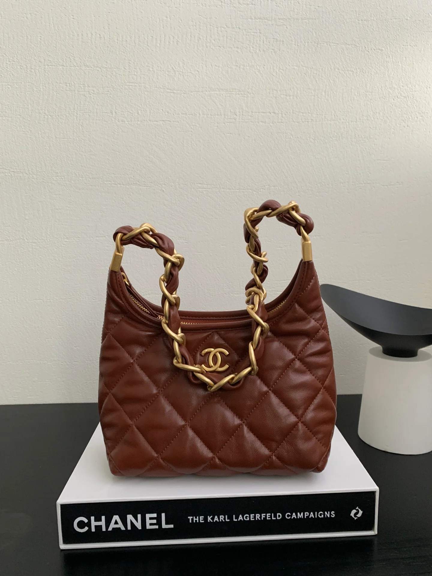 Сумка Chanel на плечо с массивной цепочкой - красная