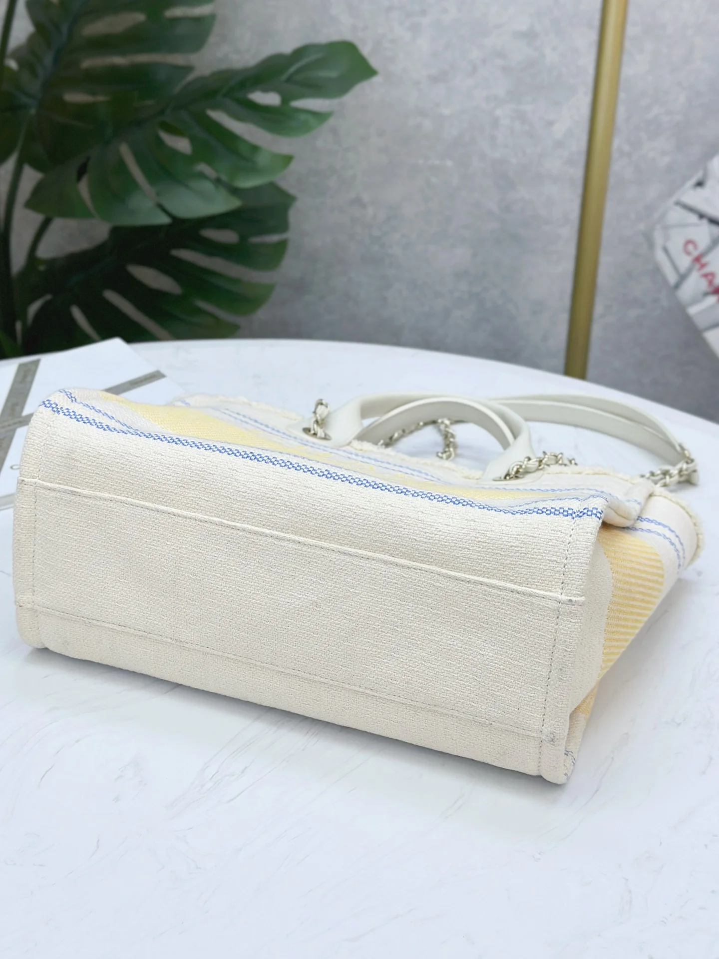 Пляжная сумка Chanel 25c, косметичка, ярко-желтая.