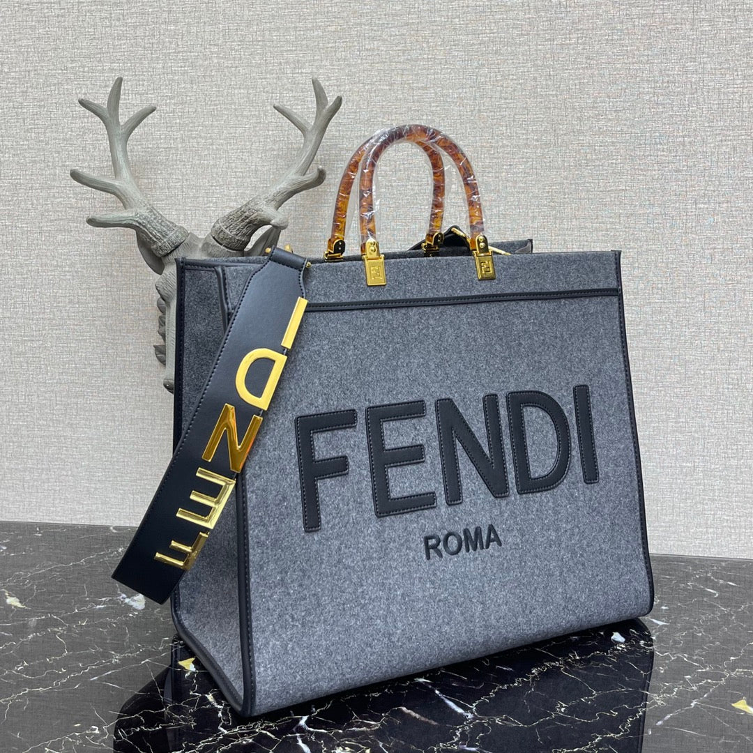 Сумка-тоут Fendi Sunshine Medium Grey из тисненой кожи.